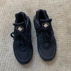 Nike huraches black